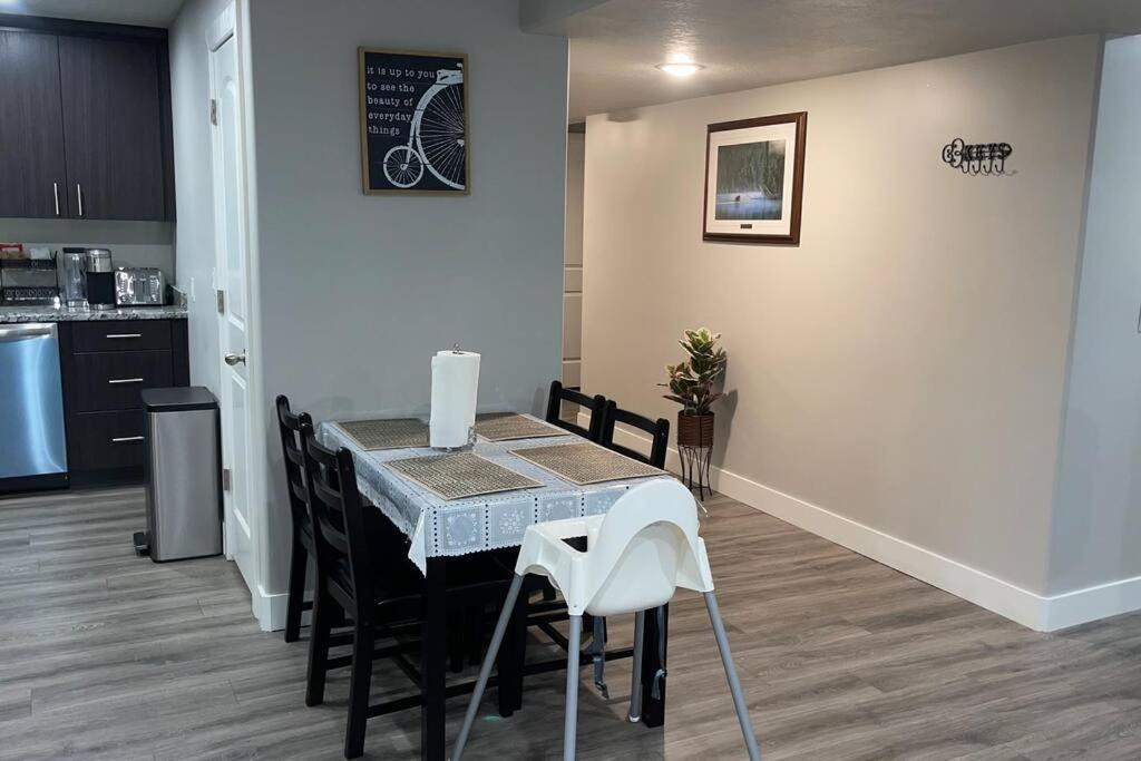 Exotic Basement Apartment, Fully Furnished Provo Exteriör bild